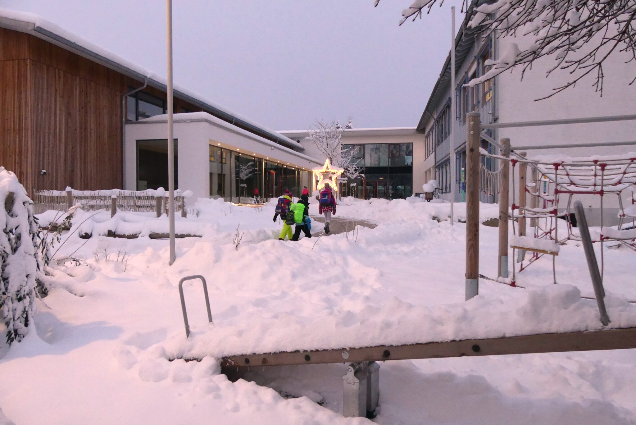 Sporthalle-Buergerraum-Schule-Aussenanlage-mit-Schulkinder-im-Winterglanz_-2048x1368